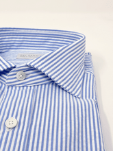 Carica l&#39;immagine nel visualizzatore di Gallery, Camicia Bacchetta Azzurra Seersucker Collo Francese
