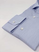Carica l&#39;immagine nel visualizzatore di Gallery, Camicia Righina Blu Collo Francese
